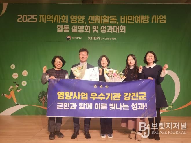 보건복지부 장관 표창을 받은 후 보건소 직원들과 함께 포즈를 취하고 있다.