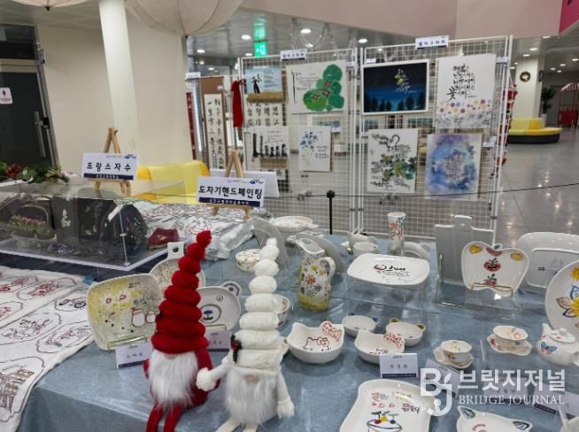 강진군 평생학습 성과 전시회 모습.