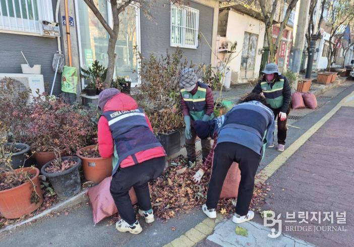 밀양시 청도면 여성민방위기동대가 청도면 행정복지센터 임시청사 인근 도로변에서 환경 정비를 진행하고 있다.