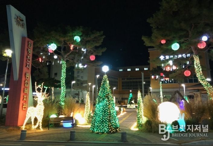 함평군 천지종합복지관 정원 야간경관 전경