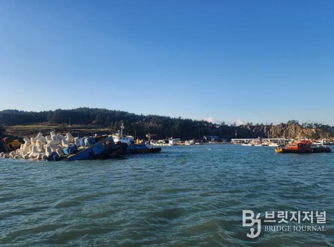 완도 청산도 항내서 바지선 기울어 침수... 완도해경 신속 대응