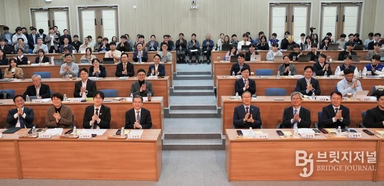 지난 10월 27일 대통령실, 기후에너지환경부, 기업, 대학 연구진 등이 한국에너지공과대학교에서 ‘차세대 전력망 혁신 및 인재 양성·창업 생태계 구축 기업간담회’를 진행했다.