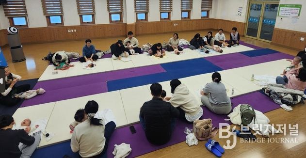 나주시보건소 빛가람건강생활지원센터가 ‘오감터치 베이비마사지교실’ 프로그램을 성공적으로 마무리했다.