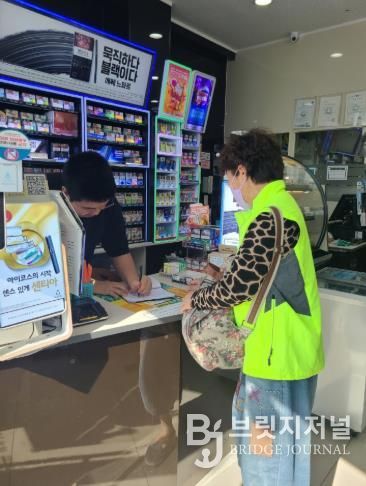 보건소 지도점검단이 금연 구역에서 지도․점검하는 모습