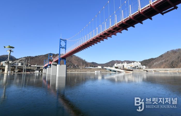 강추위가 찾아온 지난 4일 오전, 화천산천어축제가 열리는 화천천 수면에 얼음판이 형성되고 있다