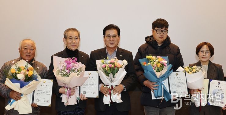엄다면 주장평 씨(오른쪽 두번째)가 표창을 받는 사진