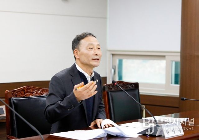 한명훈 의원이 지난달 25일 제300회 제2차 정례회 도시환경위원회에서 자신이 대표 발의한‘안산시 가로등 및 보안등 설치·관리 조례안’에 대해 설명하고 있다.