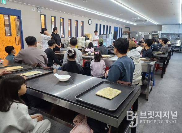 강남교육지원청이 6일 아빠와 자녀를 대상으로 주관한 학부모연수 참가자들이 울산제과제빵학원 고동훈 원장의 설명을 듣고 있다