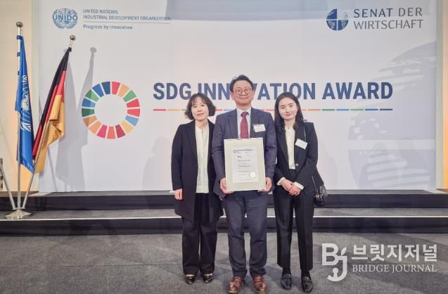 정영준 부구청장(가운데)을 비롯한 서초구 관계자들이 현지시각 6일 독일 뮌헨에 위치한 바이에른 주의회에서 열린 ‘2025 유엔 지속가능발전 혁신상(UN SDG Innovation Award)’에서 지방정부 부문 TOP 5에 선정돼 기념 촬영하고 있다.