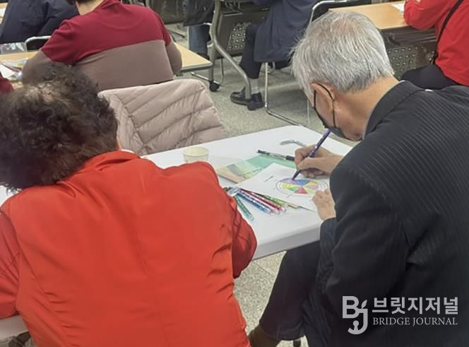 웰다잉교육에 참여한 시민이 내 삶을 돌아보는 노트를 작성 중이다