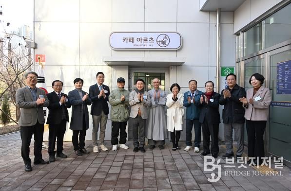 김동근 시장이 12월 8일 송산3동 공공복합청사 1층 주민 공유공간 개소식에서 관계자들과 기념사진을 찍고 있다.