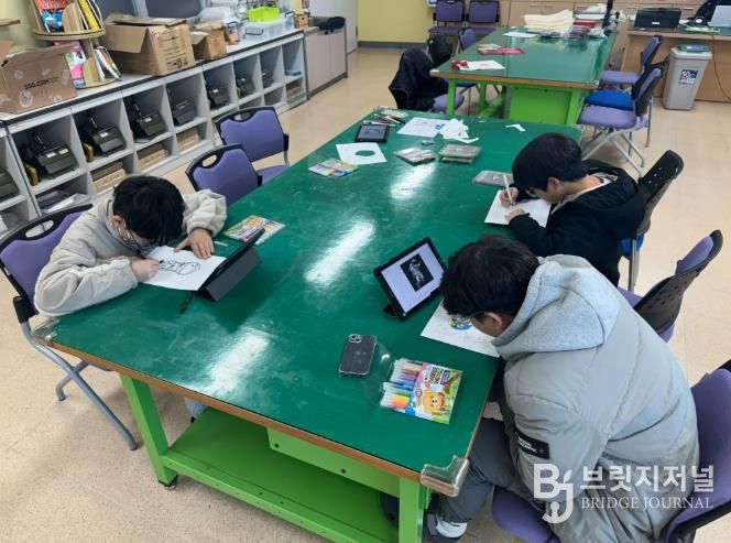 학생들이 '아트사이언스 공작교실'에서 친환경가방 만들기를 체험하고있다.