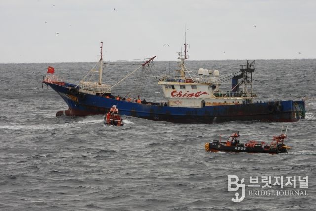 12월 5일 오후 배타적경제수역에서 조업중인 중국어선 대상 검문검색을 위해 해양경찰 고속단정이 다가가는 모습