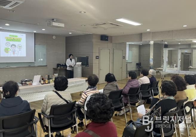 어르신들이 영양 교육을 받고 있다