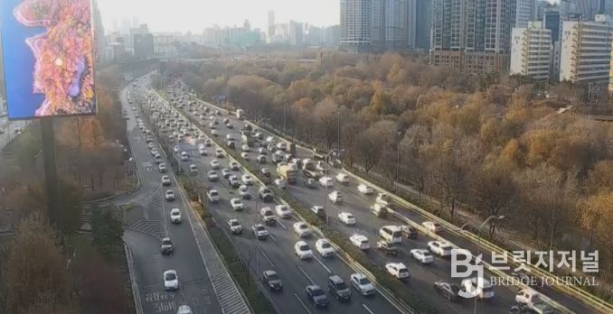 올림픽대로 대형 스크린으로 보는 ‘횡성 갑천 호수길’