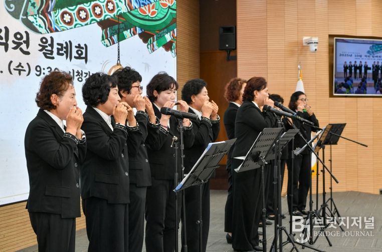 지난 10월 1일 영주시 10월 월례회에서 재능기부로 오카리나를 연주하는 모습