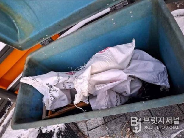 관내 한 제설함의 내부 모습(염화칼슘 포대가 일부 남아있으나 정돈되지 않은 채 방치되어 있고, 이미 개봉되어 굳어버린 듯한 모습도 관찰된다.)