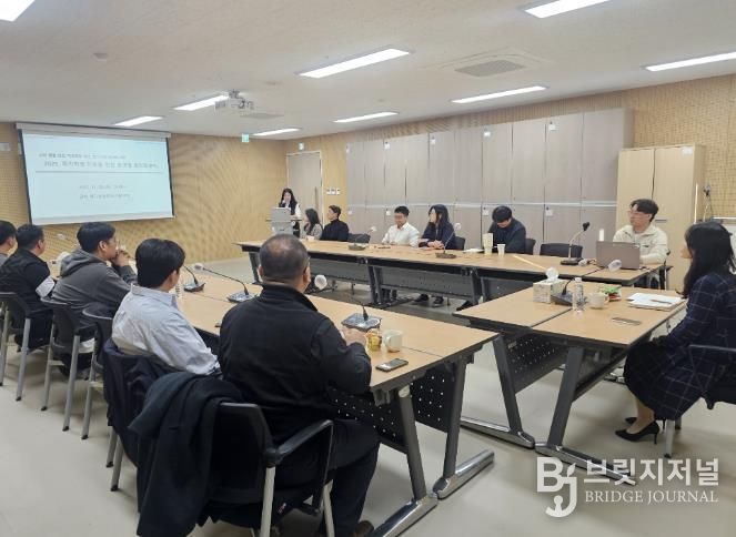 동구 권역별 협의체 학교폭력 업무 담당자들이 11월 20일 학교생할회복지원센터 협의회실에서 간담회를 열고있다