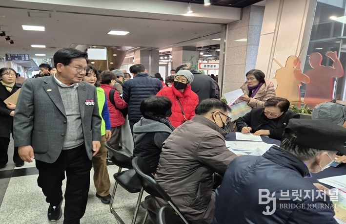 박강수 마포구청장이 ‘2026년 노인일자리 박람회’ 현장을 둘러보고 있다.