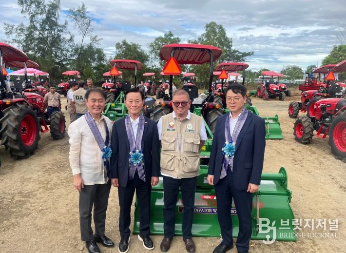 필리핀 착공식(왼쪽부터 이상화 필리핀대사, 김신길 농기계조합 이사장, 필리핀 농업부장관, 김정욱 농업혁신정책실장)