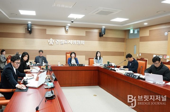 아산시의회 건설도시위원회가 제263회 제2차 정례회 중 2026년 예산안을 심사하고 있다.