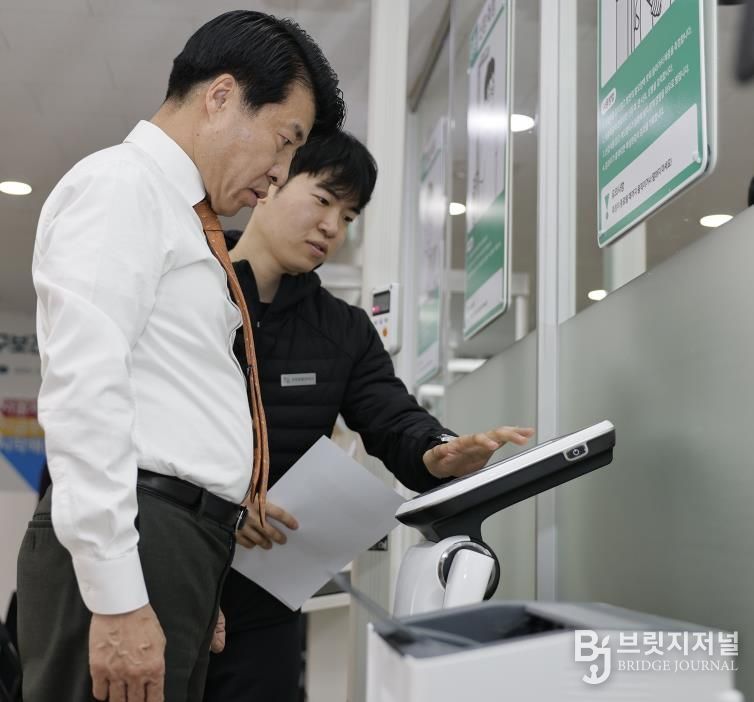 12월 10일 개소식 후 체성분 분석기 체험하는 서강석 송파구청장