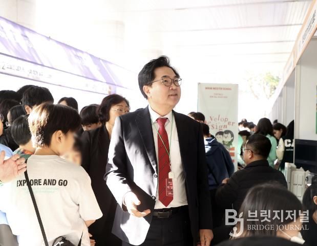 박일하 동작구청장이 지난 11월 동작구청에서 열린 ‘청소년 진로박람회’에 참석해 부스를 둘러보고 있다.