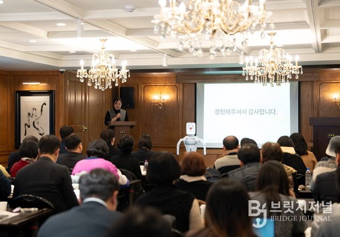 12월 9일 클럽806 서울에서 진행된 ‘2025 돌봄의 디지털 전환 사례 세미나’에서 돌봄로봇 실벗이 공동사회를 보고 있다.