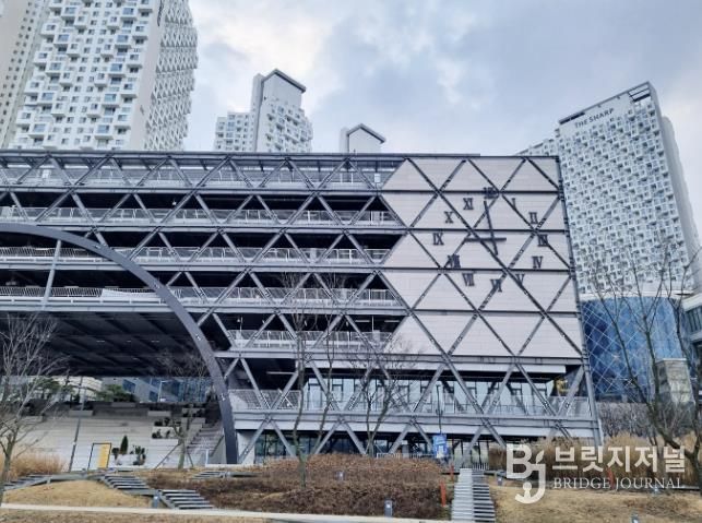 동탄호수공원 주차타워 벽시계(주간)