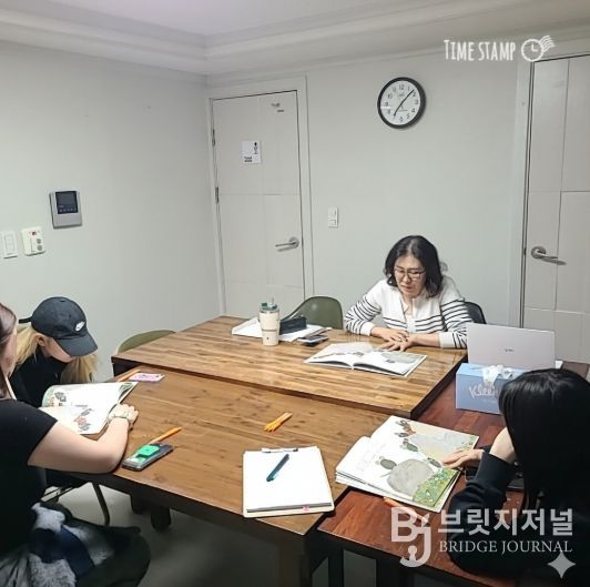 청소년들이 청소년쉼터 독서 심리 프로그램 수업을 듣고 있다.