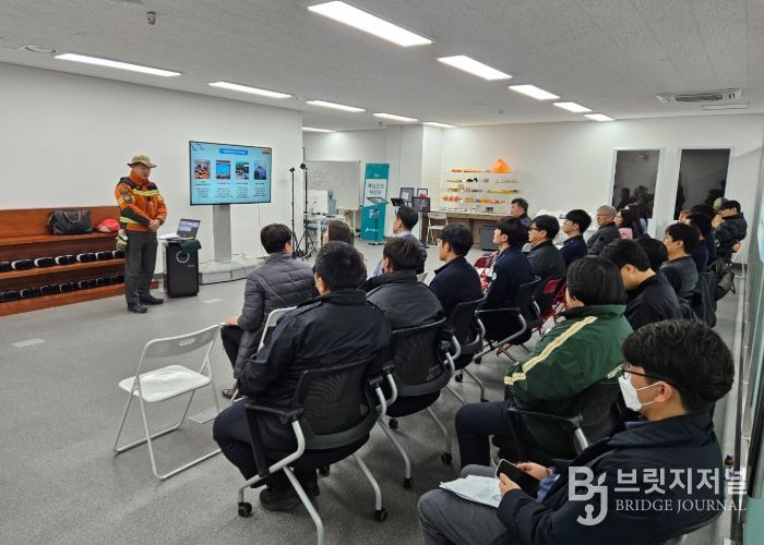 교육자는 재난안전 및 구조장비 전문기업 (주)한진지티씨의 신동진 대표입니다.