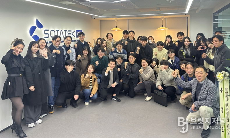 SotaTek Korea 확장 오피스에서 진행된 CEO 방문 기념 단체 사진