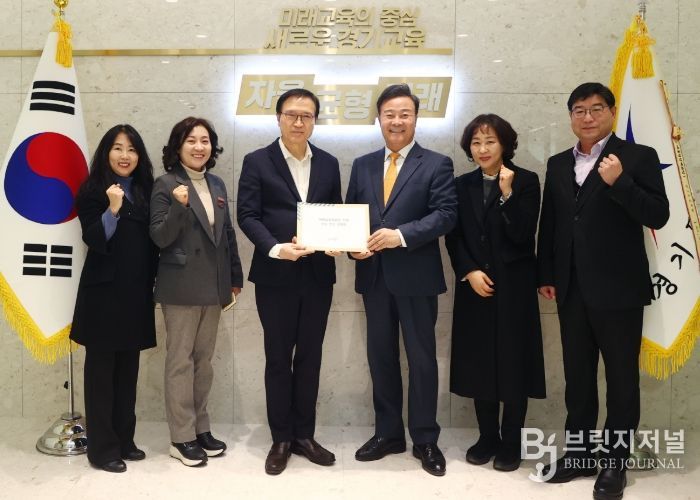 김성제 시장이 임태희 교육감에게 의왕교육지원청 신설 신속 추진 건의문을 전달하고 있다.