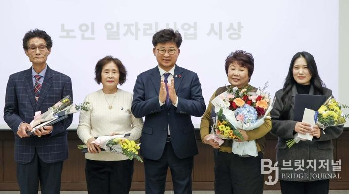 최충규 대덕구청장(사진 가운데)과 대덕구시니어클럽 노인일자리 우수 참여자 어르신 및 직원들이 12일 구청 청렴관에서 열린 해단식에서 표창 수여식 후 기념 촬영을 하고 있다.