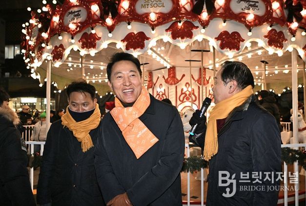 오세훈 서울시장이 12일(금) 서울윈터페스타 개막식 참석 후 광화문광장의 '크리스마스 마켓'을 둘러보고 있다.