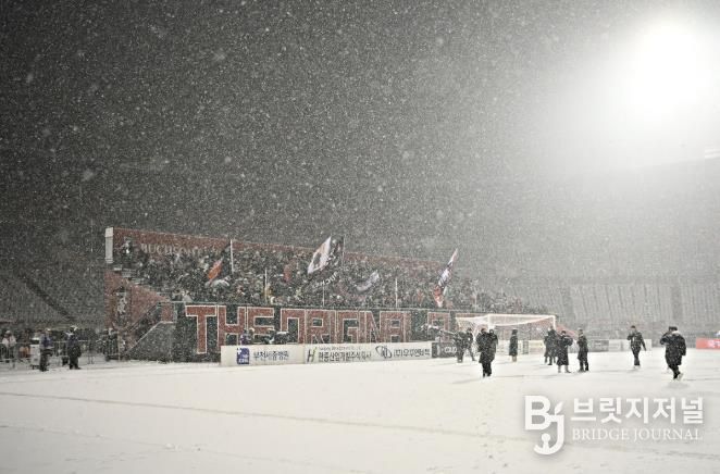 이달 4일, 부천FC1995의 승강 PO 1차전이 폭설로 연기된 후에도 헤르메스가 자리를 지키며 응원하고 있다.