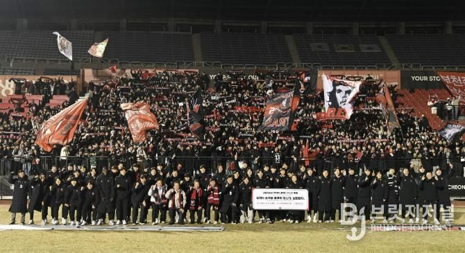 부천FC1995 K리그1 승격을 축하하며 선수단과 헤르메스가 단체 기념사진을 촬영했다.