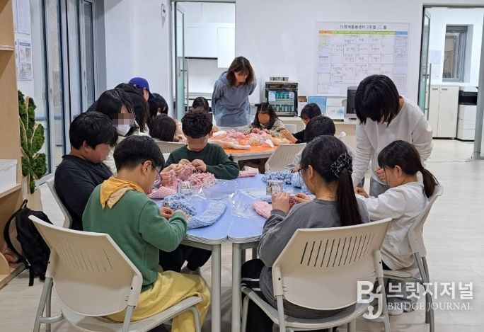 남해군 학교밖 청소년 봉사동아리 목도리 뜨게질 봉사