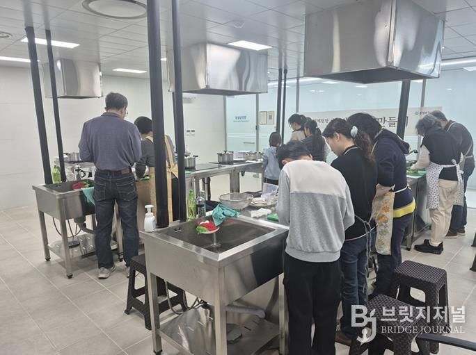 파주시 운정보건소, ‘한방차 만들기’ 주민들 큰 호응