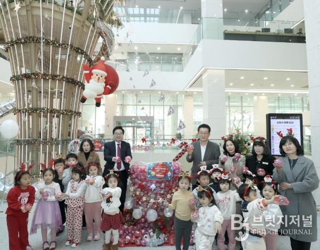 지난 12일, 박일하 동작구청장(왼쪽 두 번째)이 ‘사랑의 저금통 쌓기’ 행사에서 참석자들과 기념 촬영하고 있다.