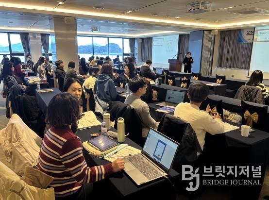 13일 여수에서 중학교 교사들이 ‘교육과정 기반의 학생 성장 중심 수업 구현’ 주제 강의를 듣고 있다.