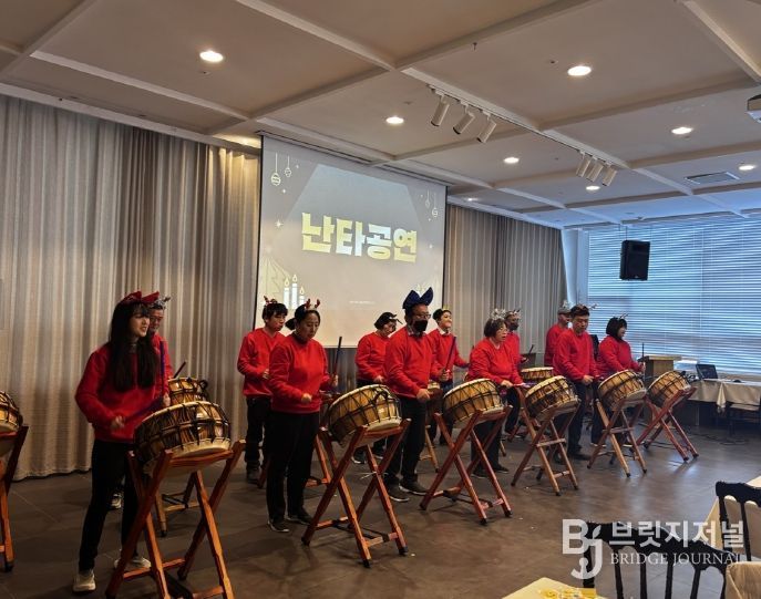 포항시북구보건소 정신건강복지센터는 지난 12일 라메르웨딩컨벤션에서 ‘2025년 마음, 함께 따뜻하게’ 송년행사를 개최했다.