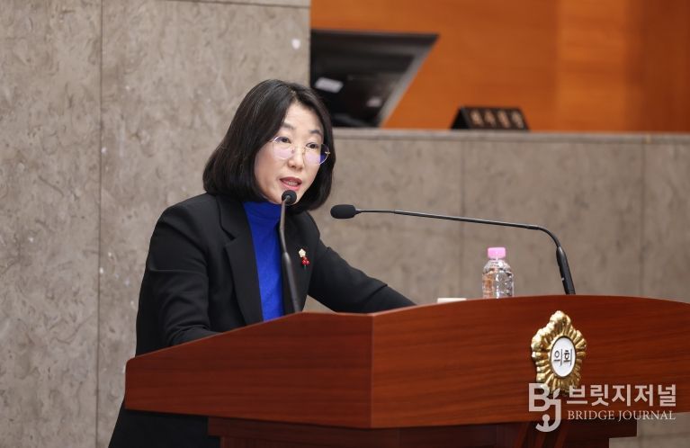 - 제258회 정례회 제3차 본회의에서 구정질문을 하는 의원들-고성미 의원