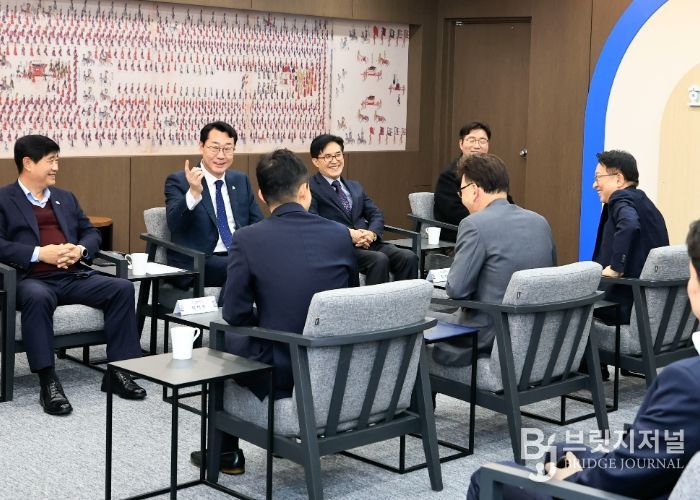 정명근 화성특례시장이 중소벤처기업 산업재산권 보호를 위한 업무 협약식에서 협약 내용에 대하여 참석 내빈들에게 설명 하고 있다