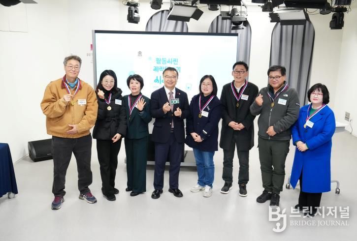 면목미디어센터의 ‘활동사진 제작단’ 2기 수료식에 참석한 류경기 중랑구청장과 구민들의 모습