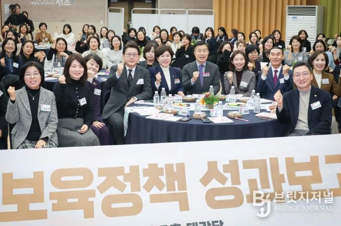 전성수 서초구청장(테이블 중앙)이 2025년 서초구 보육정책 성과보고회에 참석해 기념사진을 찍고 있다.