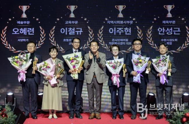 이재준 수원시장(가운데)과 수원시 문화상 수상자들이 함께하고 있다. 이주현 온시민 매여울자원봉사센터 대표(오른쪽부터) 안성근 수원시 검도회 회장, 최윤정 중부일보 대표이사, 이재준 시장, 이철규 효동초등학교 교장, 오혜련 서양화가, 김경환 성균관대학교 글로벌창업대학원 원장.