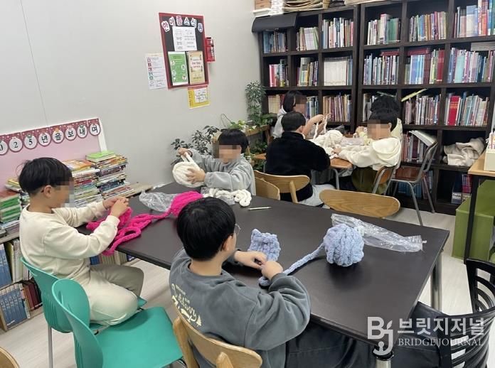 의정부시 송산2동, 아이들의 손끝에서 피어난 온기…어르신께 전할 사랑의 목도리 준비