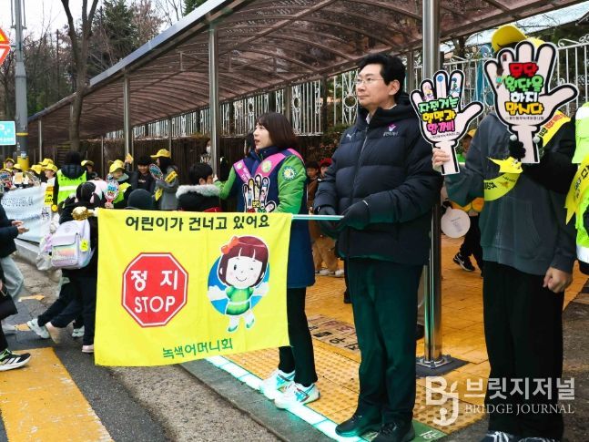 이상일 용인특례시장은 16일 기흥구 중일초에서 등굣길 교통지도 봉사와 함께 통학로 안전을 점검했다