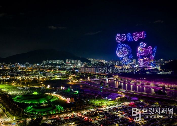 지난 10월 오천그린광장에서 열린 '올텐가'의 시그니처 캐릭터 드론쇼